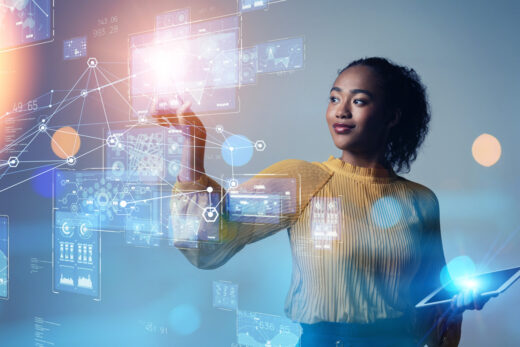 Foto: SAP Enterprise Asset Management - Frau mit Tablet vor projizierten Daten