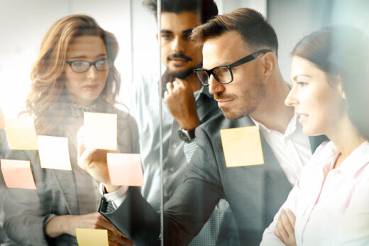 Foto: Gruppe beim gemeinsamen Brainstorming