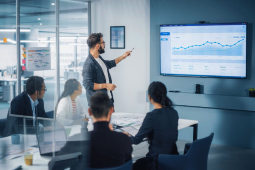 Bild: Von Excel zu Microsoft - Mann haelt Praesentation vor Mitarbeitenden