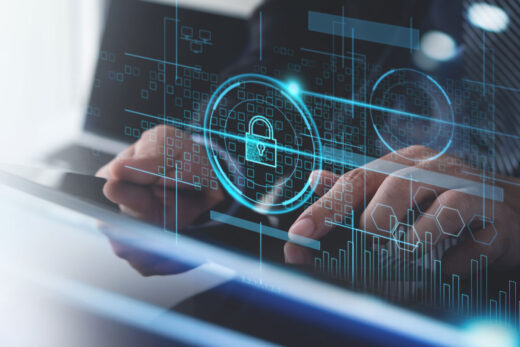 Foto: USer bedient Bildschirm mit digitalen Sicherheitsschloss