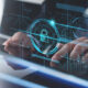 Foto: USer bedient Bildschirm mit digitalen Sicherheitsschloss