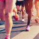 Foto: Beine von Läuferinnen und Läufern beim Marathon