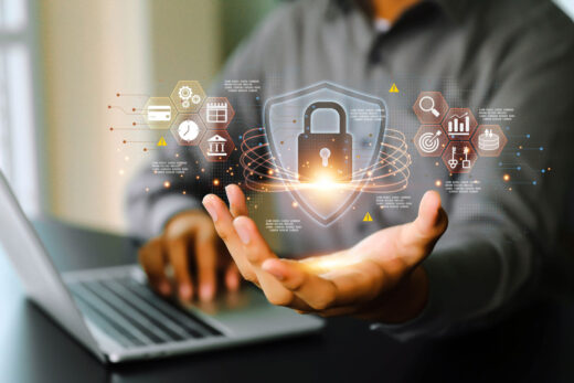 Foto: Cyber Security Schloss schwebt überausgestreckter Hand