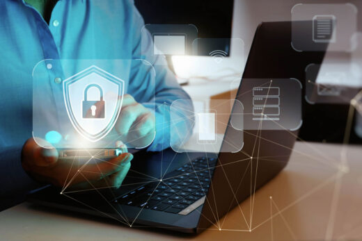 Foto: Schwebendes Sicherheitsschloss vor Laptop mit weiteren Symbolen