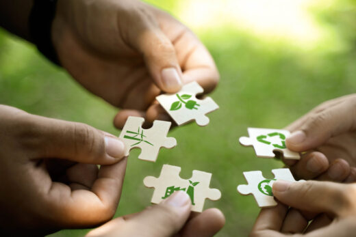Foto: Nachhaltigkeit - Menschen halten Puzzleteile