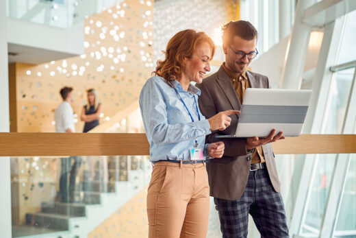 Foto: Mann und Frau schauen gemeinsam auf Laptop