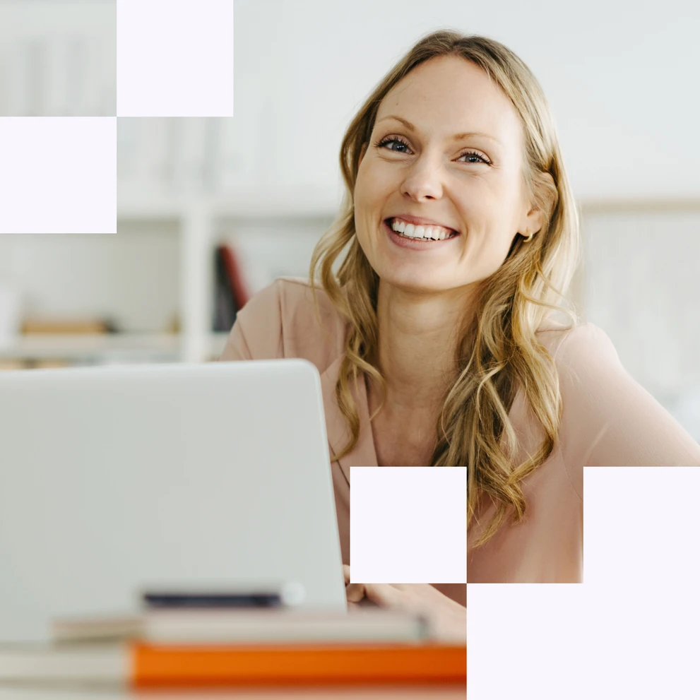 Frau arbeitet am Laptop im Büro – digitale Zusammenarbeit und Customer Experience