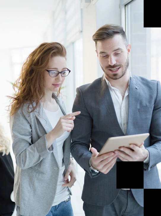 Foto: Kollege und Kollegin schauen gemeinsam auf Tablet