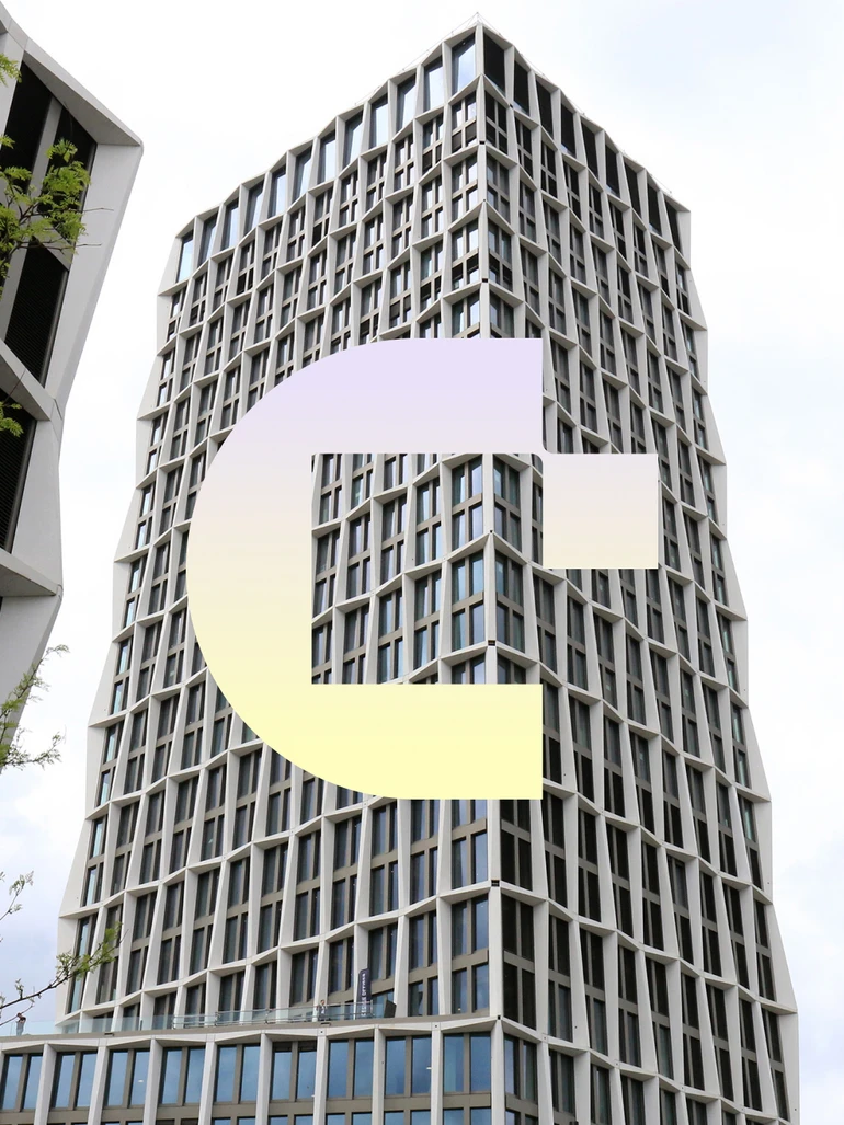 Modernes Hochhaus mit Glasfassade, im Vordergrund das conet-Logo
