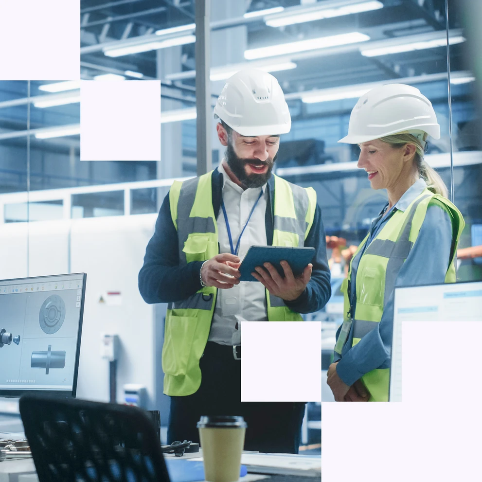 Mann und Frau in der Fertigungsindustrie schauen auf ein Ipad