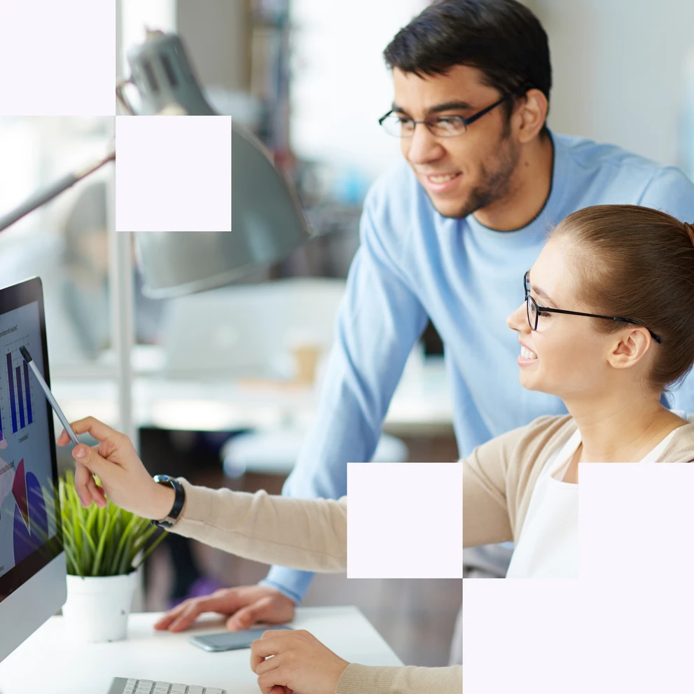 Zwei Personen arbeiten gemeinsam am PC am Thema Enterprise Architecture.