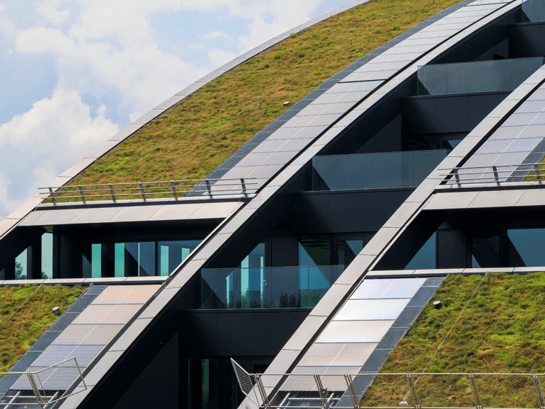 Modernes Gebäude in Augsburg mit begrüntem Dach und Photovoltaikflächen.