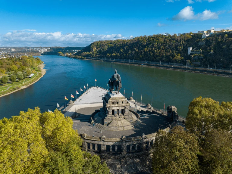 Luftaufnahme des Deutschen Ecks in Koblenz, wo Rhein und Mosel zusammenfließen, mit dem Reiterdenkmal.