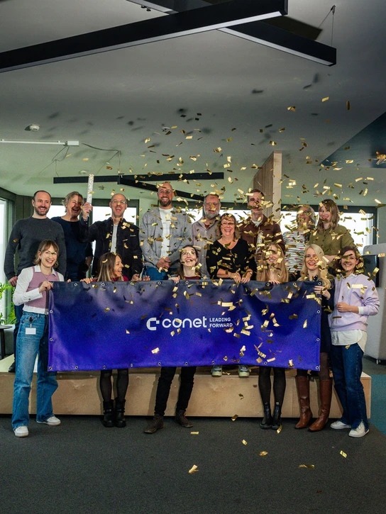 Foto: Mitarbeitende feiern den Start der neuen conet-Marke