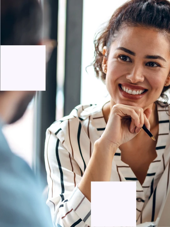 Zwei Personen im Gespräch über digitale Transformation und Plattformlösungen in einer modernen Arbeitsumgebung