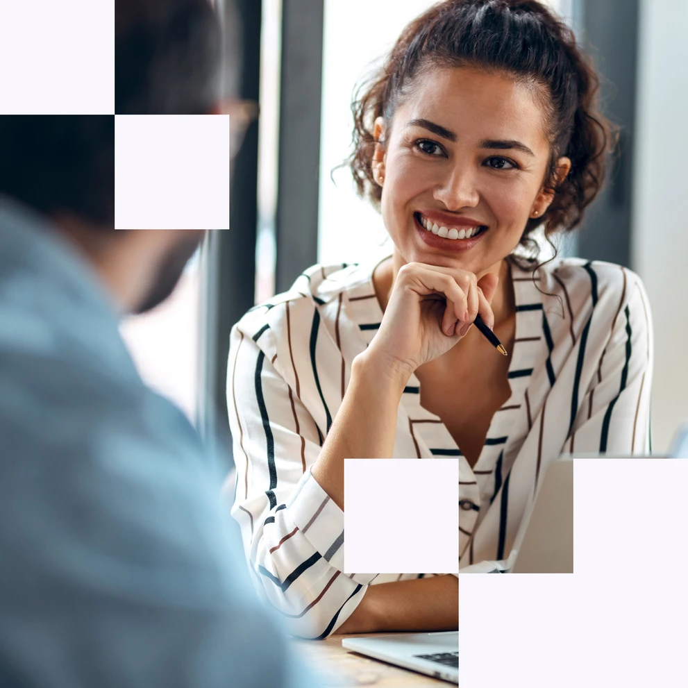 Zwei Personen im Gespräch über digitale Transformation und Plattformlösungen in einer modernen Arbeitsumgebung