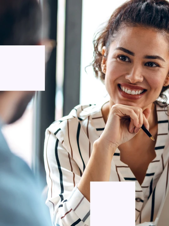 Zwei Personen im Gespräch über digitale Transformation und Plattformlösungen in einer modernen Arbeitsumgebung