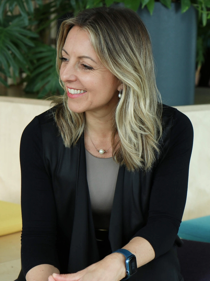 Porträt einer lächelnden CONET Mitarbeiterin in entspannter Büroumgebung