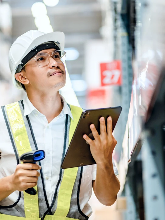 Foto: Lagerarbeiter mit Tablet und Barcode-Scanner