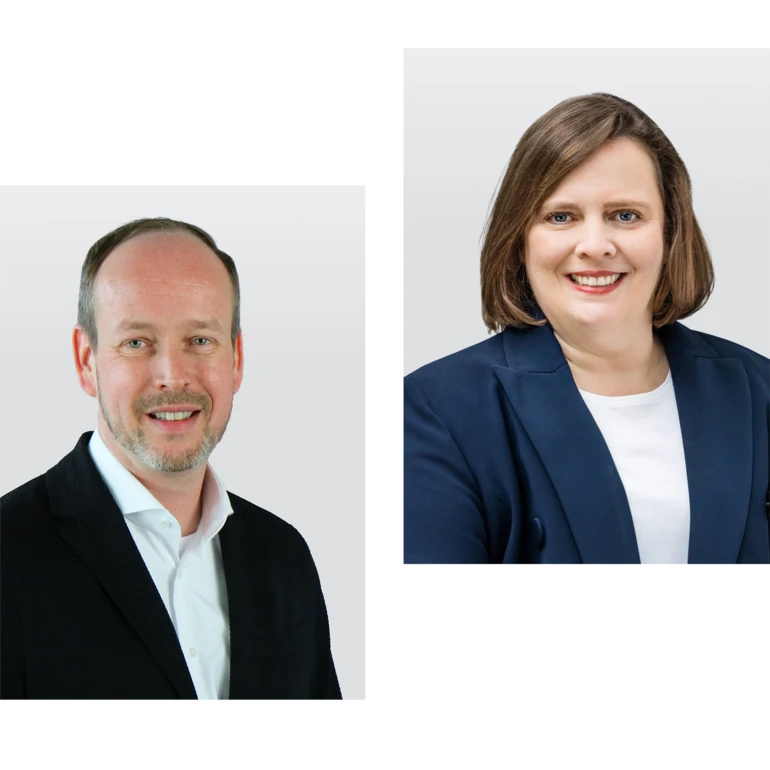 Zwei Portraitfotos von Mitgliedern der Geschäftsführung in formeller Kleidung, vor einem unscharfen Bürohintergrund.