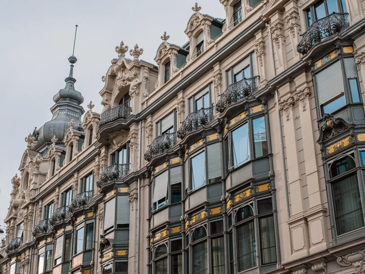 Elegante Altbaufassaden mit kunstvollen Balkonen und detaillierten Verzierungen.