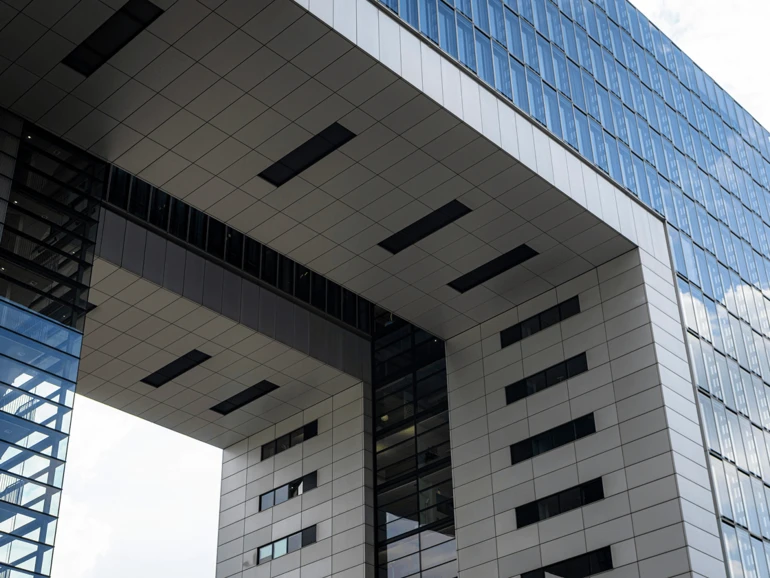 Nahaufnahme eines modernen Kranhaus-Gebäudes mit kantigen Formen und großflächigen Glasfassaden.